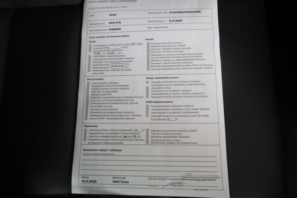 Esittelykuva VOLVO XC60 lataushybridiautosta.