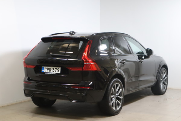Esittelykuva VOLVO XC60 lataushybridiautosta.