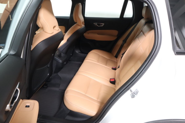 Esittelykuva VOLVO V60 CROSS COUNTRY dieselautosta.