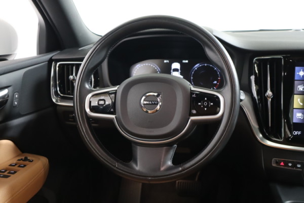 Esittelykuva VOLVO V60 CROSS COUNTRY dieselautosta.
