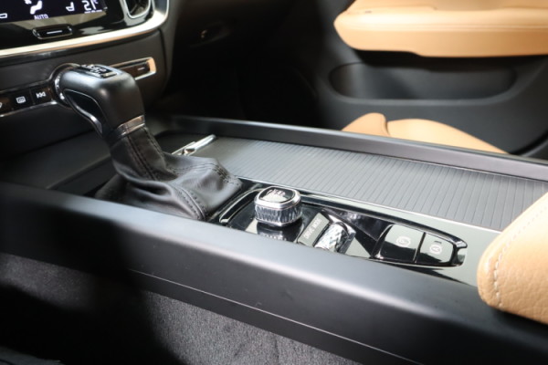 Esittelykuva VOLVO V60 CROSS COUNTRY dieselautosta.