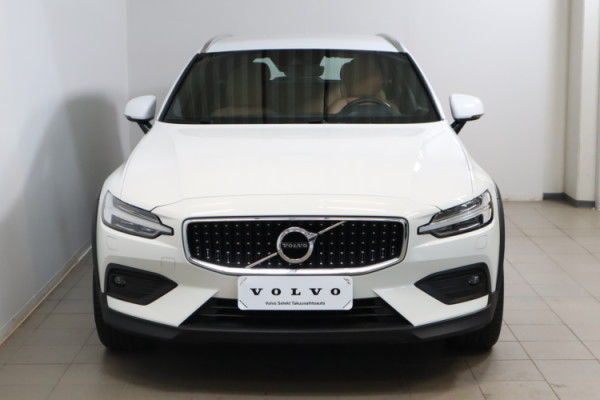 Esittelykuva VOLVO V60 CROSS COUNTRY dieselautosta.