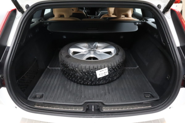 Esittelykuva VOLVO V60 CROSS COUNTRY dieselautosta.