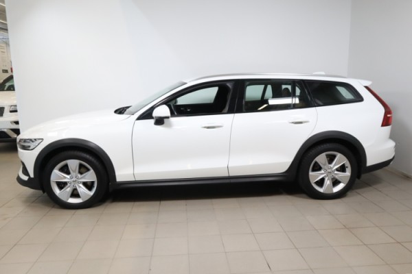 Esittelykuva VOLVO V60 CROSS COUNTRY dieselautosta.