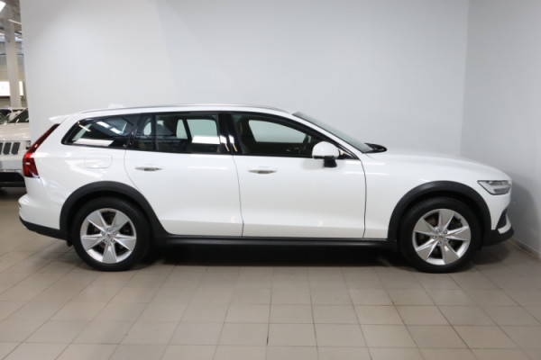 Esittelykuva VOLVO V60 CROSS COUNTRY dieselautosta.