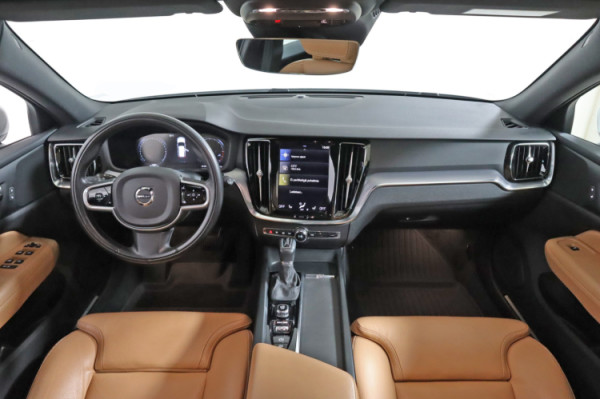 Esittelykuva VOLVO V60 CROSS COUNTRY dieselautosta.
