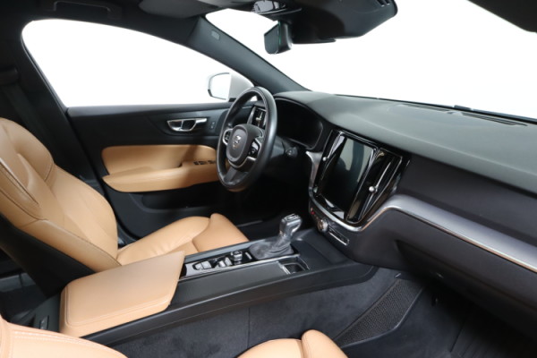 Esittelykuva VOLVO V60 CROSS COUNTRY dieselautosta.