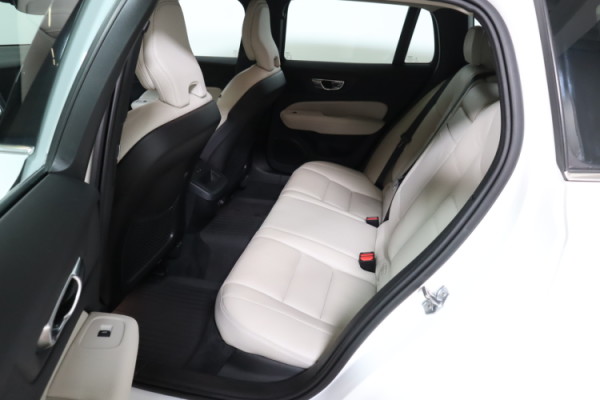 Esittelykuva VOLVO V60 dieselautosta.
