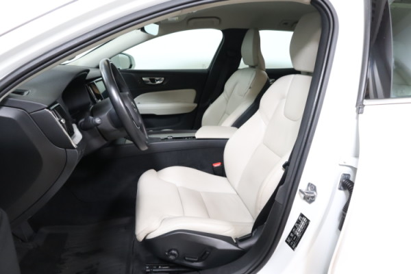 Esittelykuva VOLVO V60 dieselautosta.
