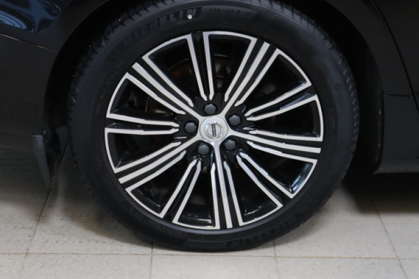 Esittelykuva VOLVO V60 dieselautosta.