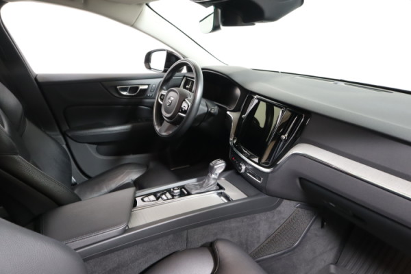 Esittelykuva VOLVO V60 dieselautosta.