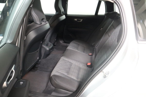 Esittelykuva VOLVO V60 bensiiniautosta.