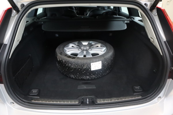 Esittelykuva VOLVO V60 bensiiniautosta.