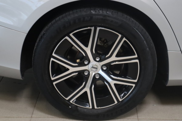 Esittelykuva VOLVO V60 bensiiniautosta.