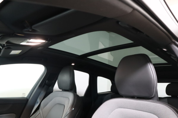 Esittelykuva VOLVO XC60 lataushybridiautosta.