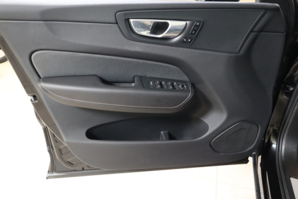 Esittelykuva VOLVO XC60 lataushybridiautosta.