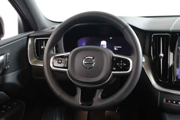Esittelykuva VOLVO XC60 lataushybridiautosta.
