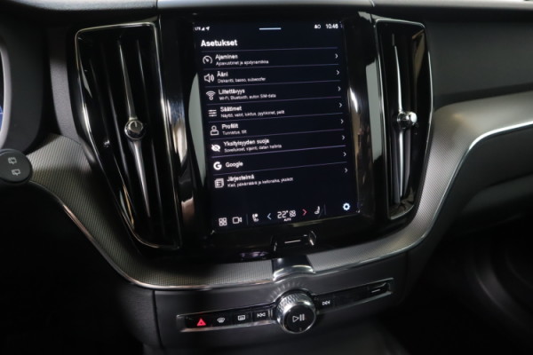 Esittelykuva VOLVO XC60 lataushybridiautosta.