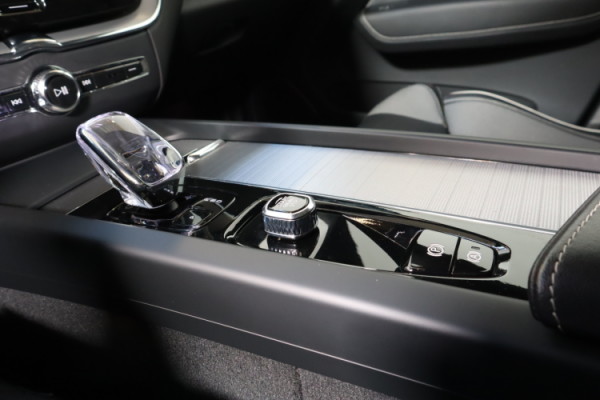 Esittelykuva VOLVO XC60 lataushybridiautosta.