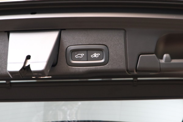 Esittelykuva VOLVO XC60 lataushybridiautosta.