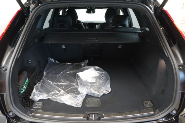 Esittelykuva VOLVO XC60 lataushybridiautosta.