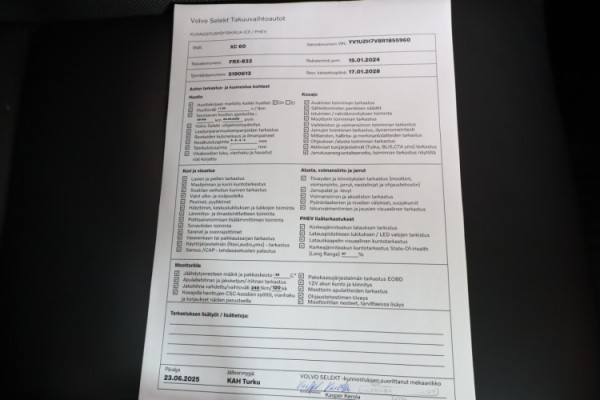 Esittelykuva VOLVO XC60 lataushybridiautosta.