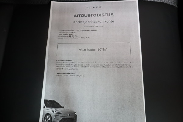 Esittelykuva VOLVO XC60 lataushybridiautosta.