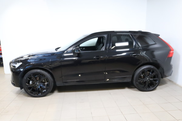 Esittelykuva VOLVO XC60 lataushybridiautosta.