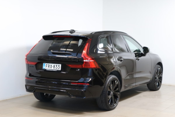 Esittelykuva VOLVO XC60 lataushybridiautosta.