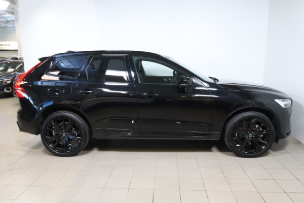 Esittelykuva VOLVO XC60 lataushybridiautosta.