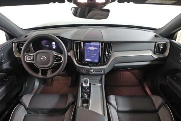 Esittelykuva VOLVO XC60 lataushybridiautosta.