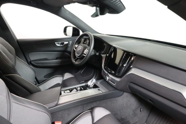 Esittelykuva VOLVO XC60 lataushybridiautosta.