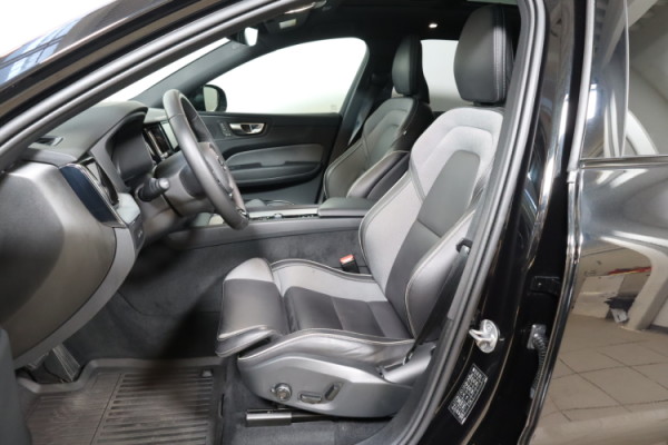 Esittelykuva VOLVO XC60 lataushybridiautosta.