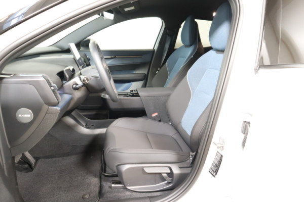 Esittelykuva VOLVO EX30 täyssähköautosta.