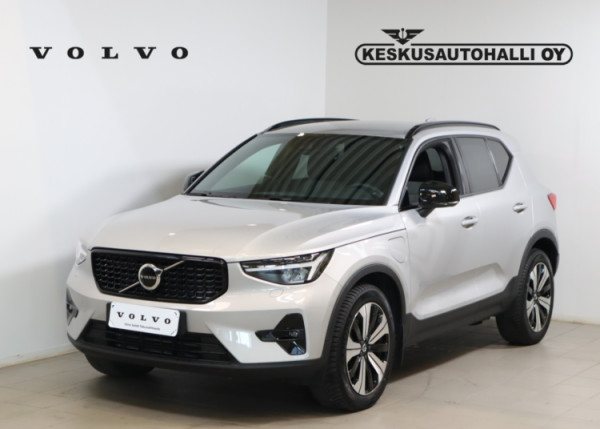 Esittelykuva VOLVO XC40 lataushybridiautosta.