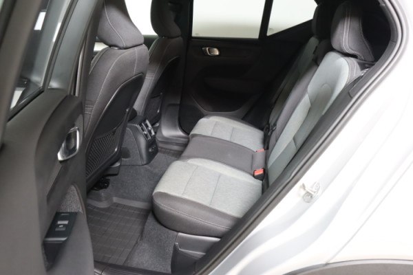Esittelykuva VOLVO XC40 lataushybridiautosta.