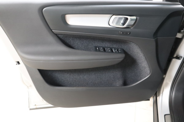 Esittelykuva VOLVO XC40 lataushybridiautosta.