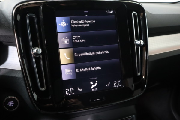 Esittelykuva VOLVO XC40 lataushybridiautosta.