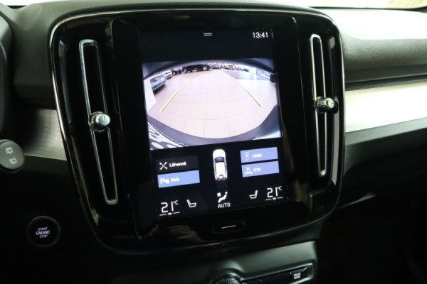Esittelykuva VOLVO XC40 lataushybridiautosta.
