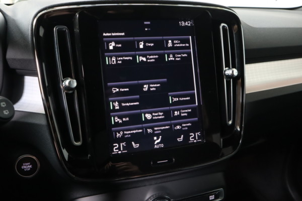 Esittelykuva VOLVO XC40 lataushybridiautosta.
