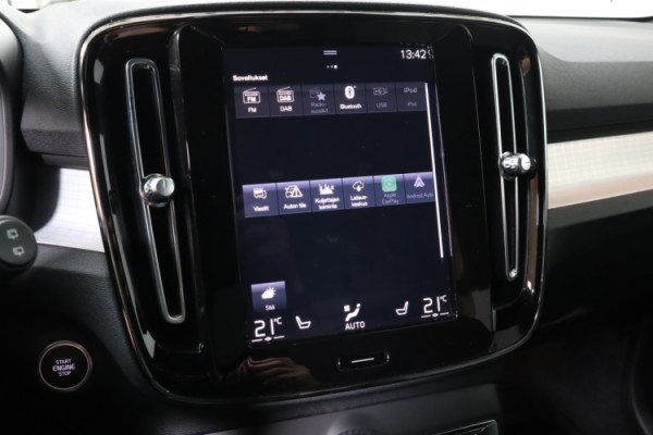 Esittelykuva VOLVO XC40 lataushybridiautosta.