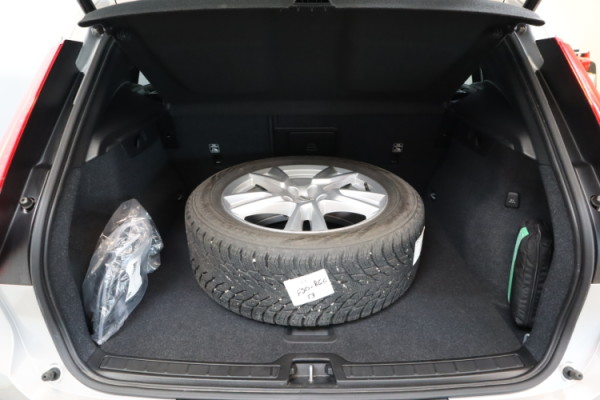 Esittelykuva VOLVO XC40 lataushybridiautosta.