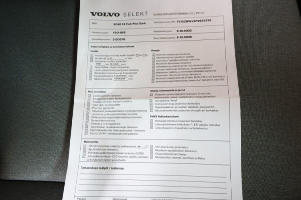 Esittelykuva VOLVO XC40 lataushybridiautosta.