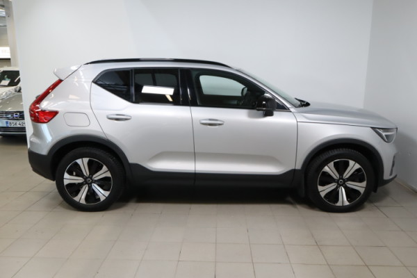 Esittelykuva VOLVO XC40 lataushybridiautosta.