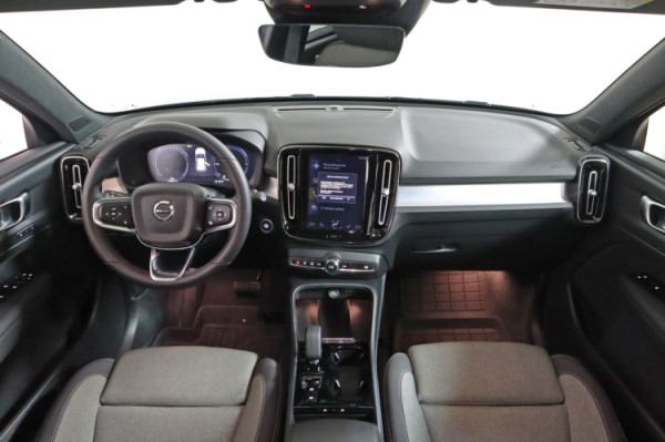 Esittelykuva VOLVO XC40 lataushybridiautosta.