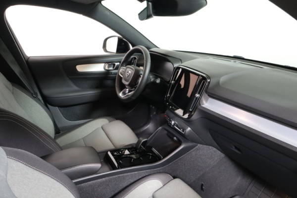 Esittelykuva VOLVO XC40 lataushybridiautosta.