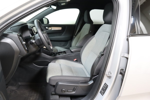 Esittelykuva VOLVO XC40 lataushybridiautosta.