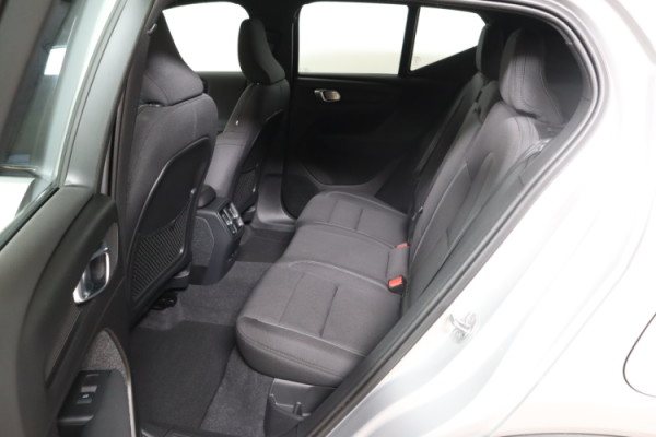 Esittelykuva VOLVO XC40 täyssähköautosta.