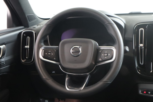 Esittelykuva VOLVO XC40 täyssähköautosta.