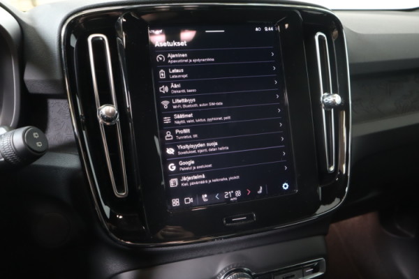 Esittelykuva VOLVO XC40 täyssähköautosta.
